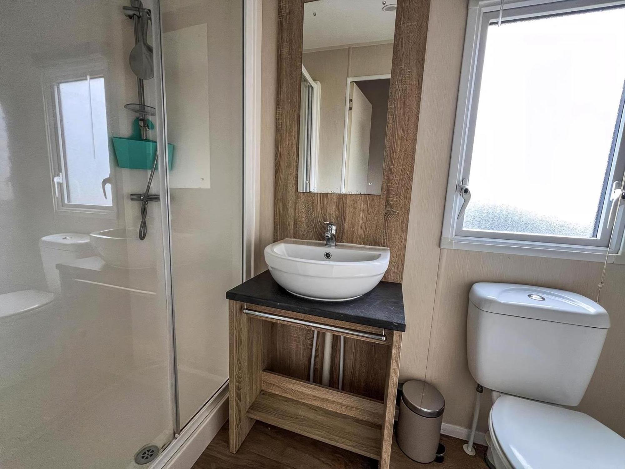 Modern 6 Berth Caravan With Wifi At St Osyth Beach In Essex Ref 28051Fv Clacton-on-Sea Exterior foto
